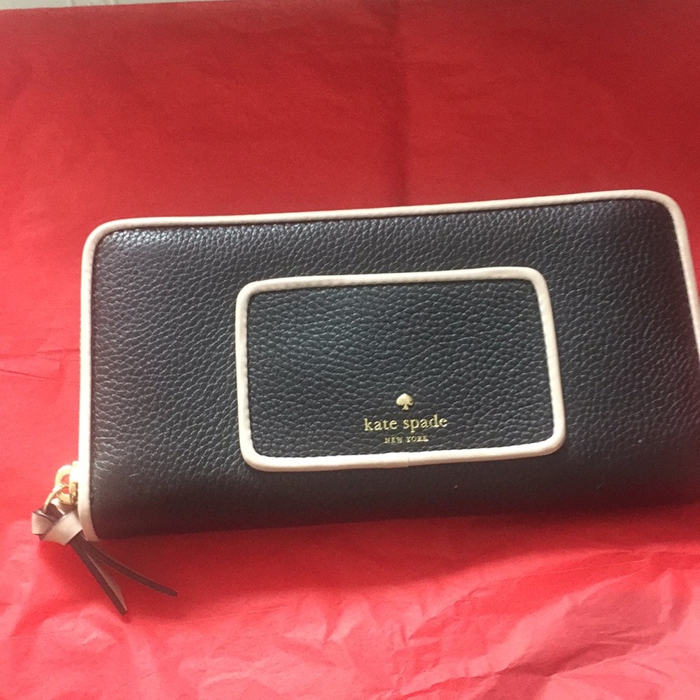 NWT Kate Spade Black w/ beige trim Neda wallet